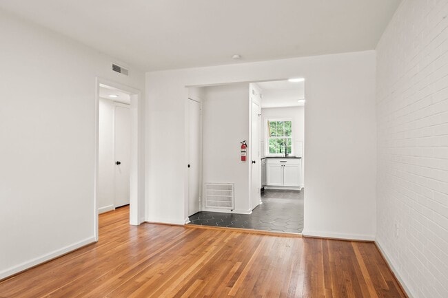 Foto del edificio - 1640 W Northwest Blvd