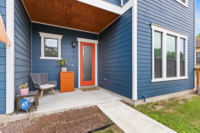 Building Photo - Charming Home Awaits: Spacious & Modern Living in a Prime Location