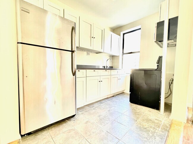 Building Photo - 304 W 151st St