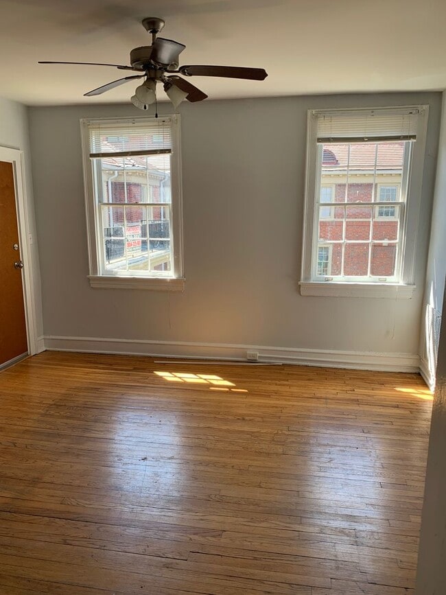 Interior Photo - 1123-25-27 West Grace Street