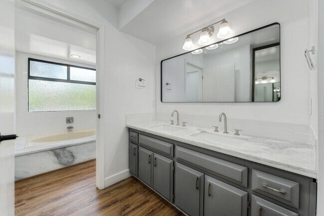 Foto del edificio - 23986 Oakmont Way