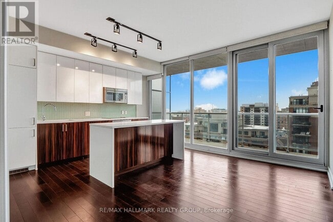 Building Photo - 300 Lisgar St