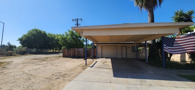 Foto del edificio - Large 3/3 Single-Family Home With Giant Yard