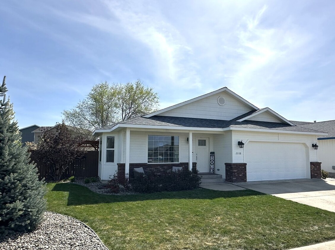 Foto principal - Beautiful 3/2 Home With Backyard Oasis!