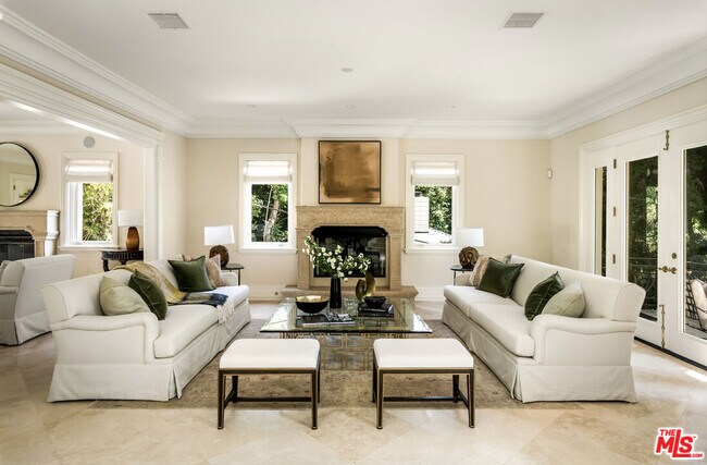 Foto del edificio - 1350 Benedict Canyon Drive