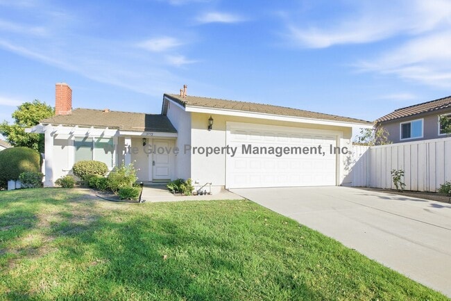 Beautiful Irvine Home with Wood Floors, Fireplace & Private Backyard - Beautiful Irvine Home with Wood Floors, Fireplace & Private Backyard