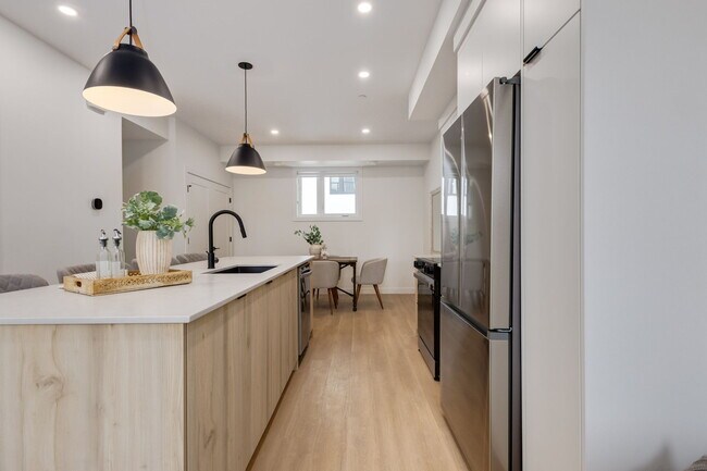 Photo du bâtiment - Calgary Pet Friendly Townhouse in Killarney