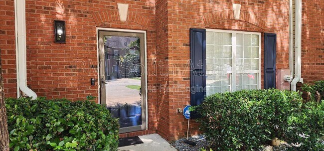 Foto del edificio - 3021 Waldrop Cir