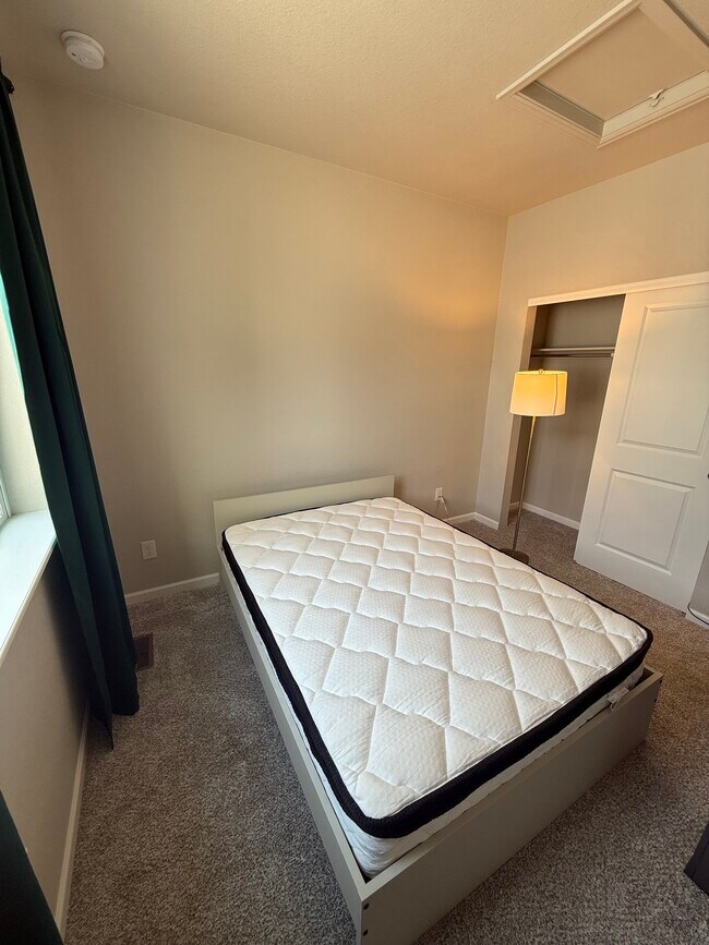 Foto del edificio - 1849 S Poplar Ct