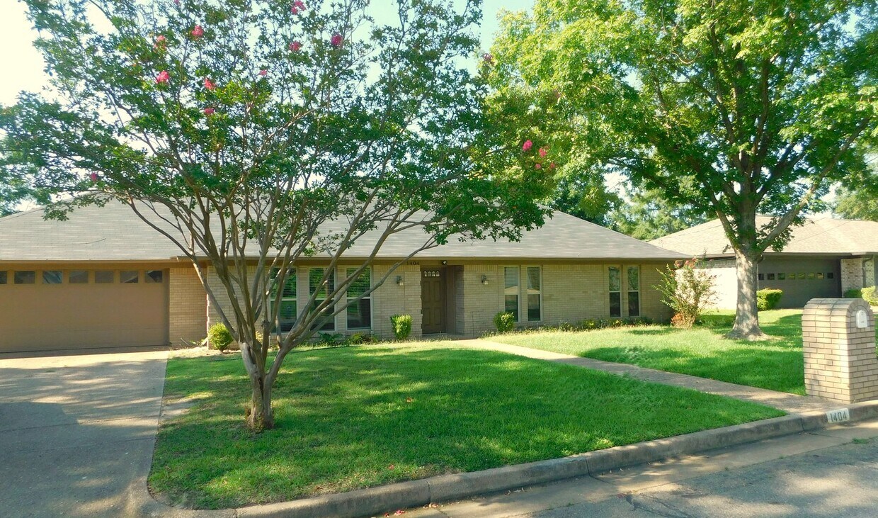 Primary Photo - South Tyler! 4 Bedroom, 2 Bath Home w/Office!