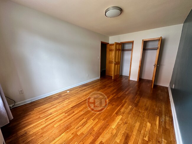 Foto del edificio - 2926 E 196th St