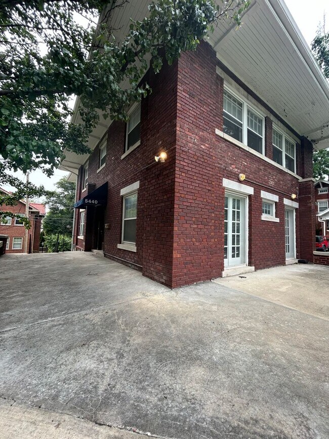 Building Photo - COMING SOON! 6 Bed, 2.5 Bath Home Near UMKC!!