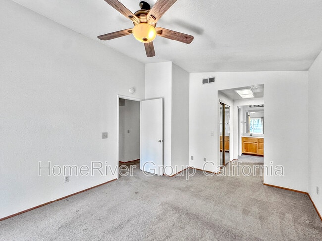 Foto del edificio - 8215 Bluehaven Ct