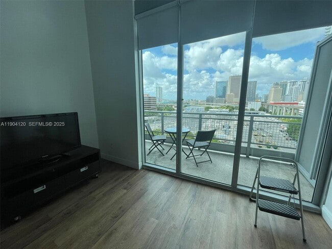 Foto del edificio - $2,650 690 SW 1 ct #1211