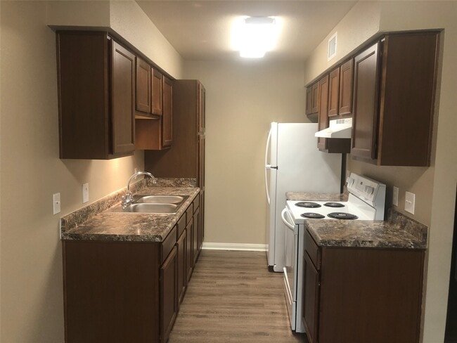 Building Photo - 1753 E Henderson Rd