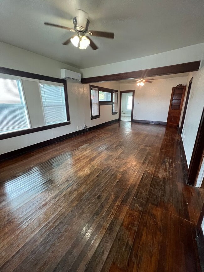 Building Photo - Cute 2 bed, 1 bath home available now in N...