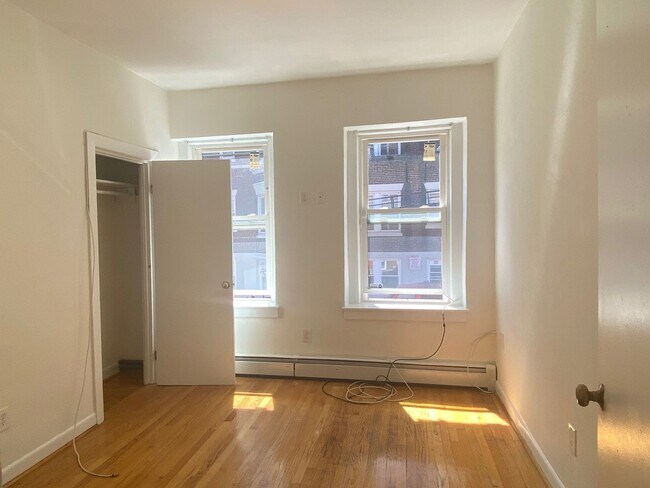 Building Photo - Nicely renovated 2 bed available now.