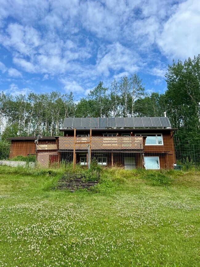 Foto del edificio - 4-Bedroom Home in Fairbanks | 2-Car Garage, Fenced Yard, RV Parking & Breathtaking Views – Dog Fr...