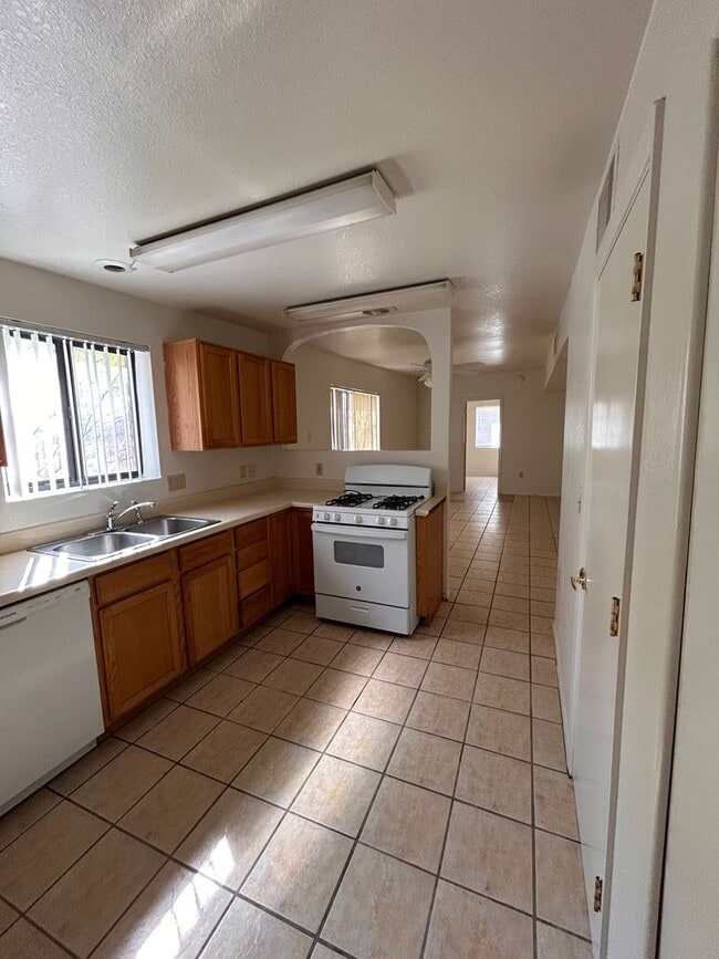 Foto del edificio - 1150 N Catalina Ave