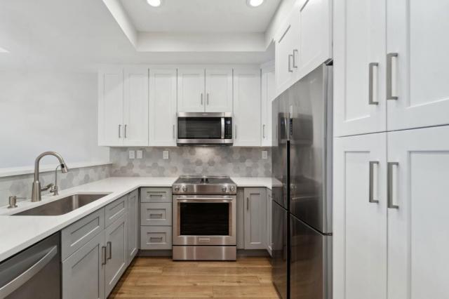 Building Photo - 2 bedroom in Kirkland WA 98033