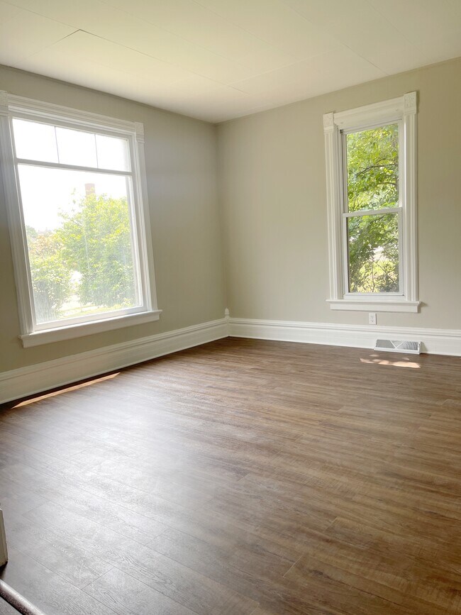 Sala de estar con grandes ventanales que van del suelo al techo. - 227 N California St
