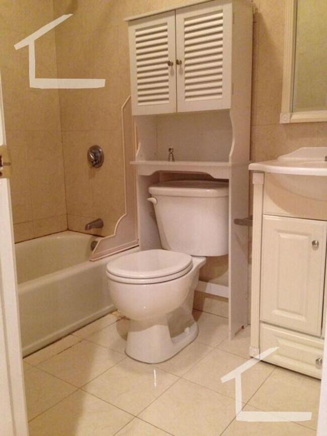 Building Photo - No Brokers Fee, Laundry on a Site, Parking...