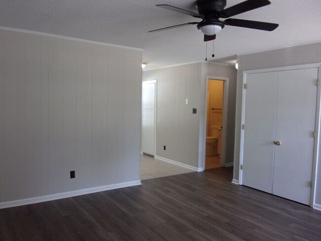 Building Photo - 2 Bedroom 1 Bath Ground Floor Apartment