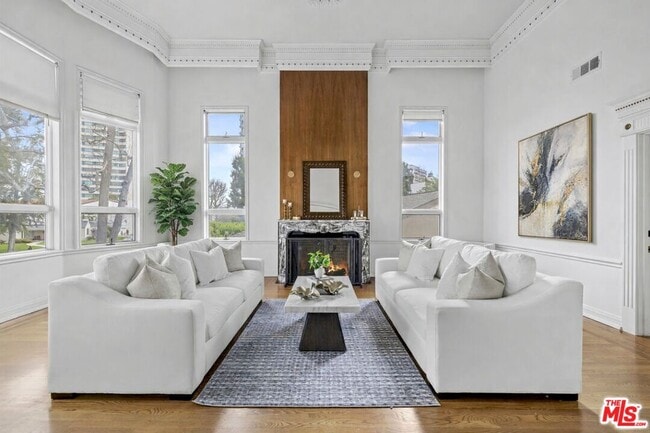 Building Photo - 865 Warner Ave