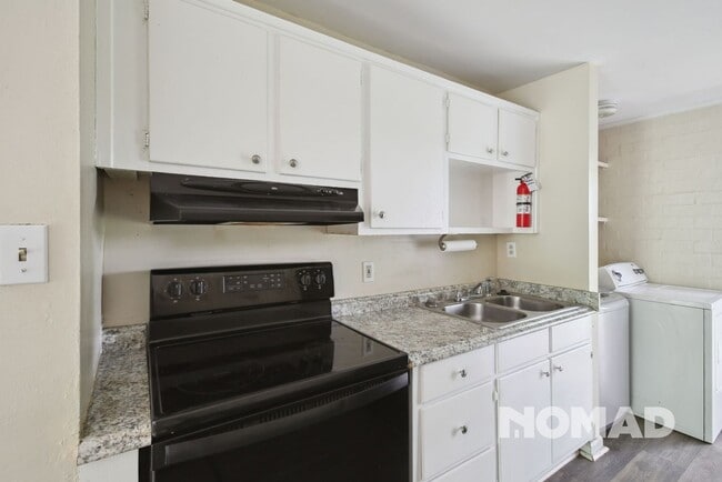 Building Photo - Charming 2BR Duplex in East Point