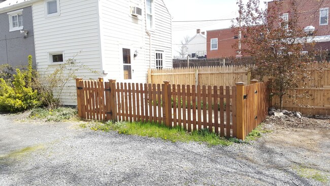 Building Photo - Charming townhouse in downtown Frederick r...