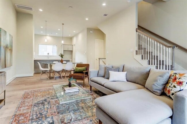 Foto del edificio - 5234 Schuler St