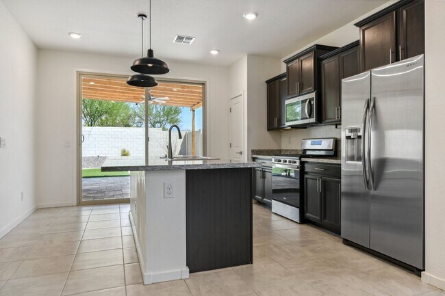 Foto del edificio - 18666 Puget Ave