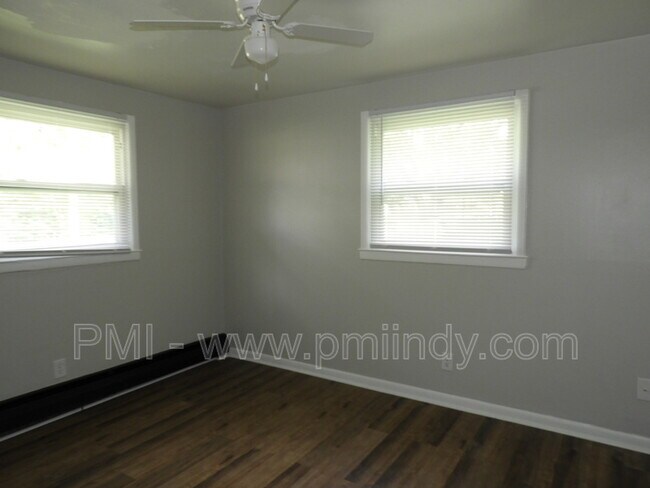 Foto del edificio - 563 E 107th St