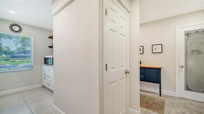 Building Photo - 7820 Palm Aire Ln