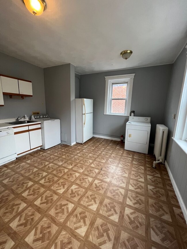 Building Photo - Spacious Brighton three bed one bath with ...