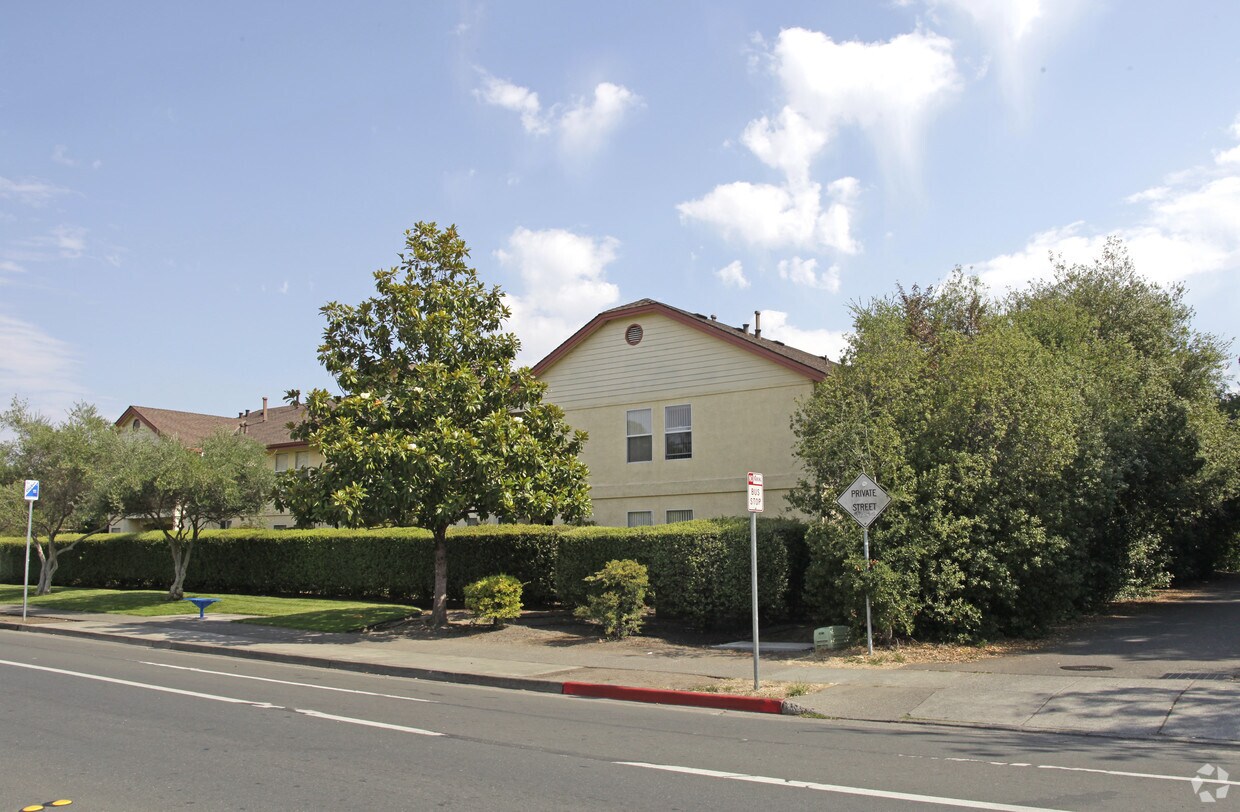 Redwood Meadows Senior Apartments Apartments in Santa Rosa, CA