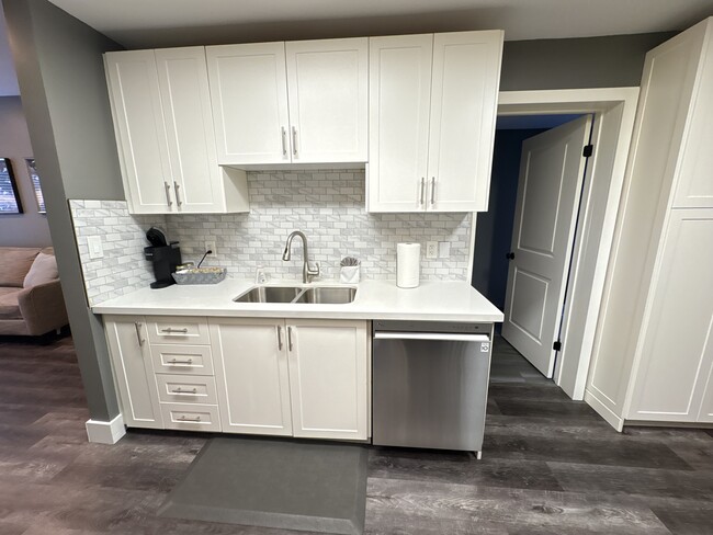 Photo du bâtiment - Fabulous 2 Bedroom Single Family Home