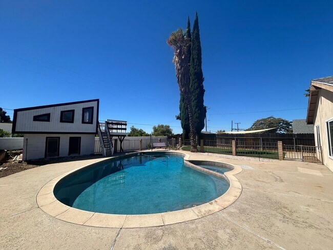 Building Photo - 35121 San Carlos St