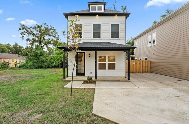 Building Photo - 2142 18th Ave N