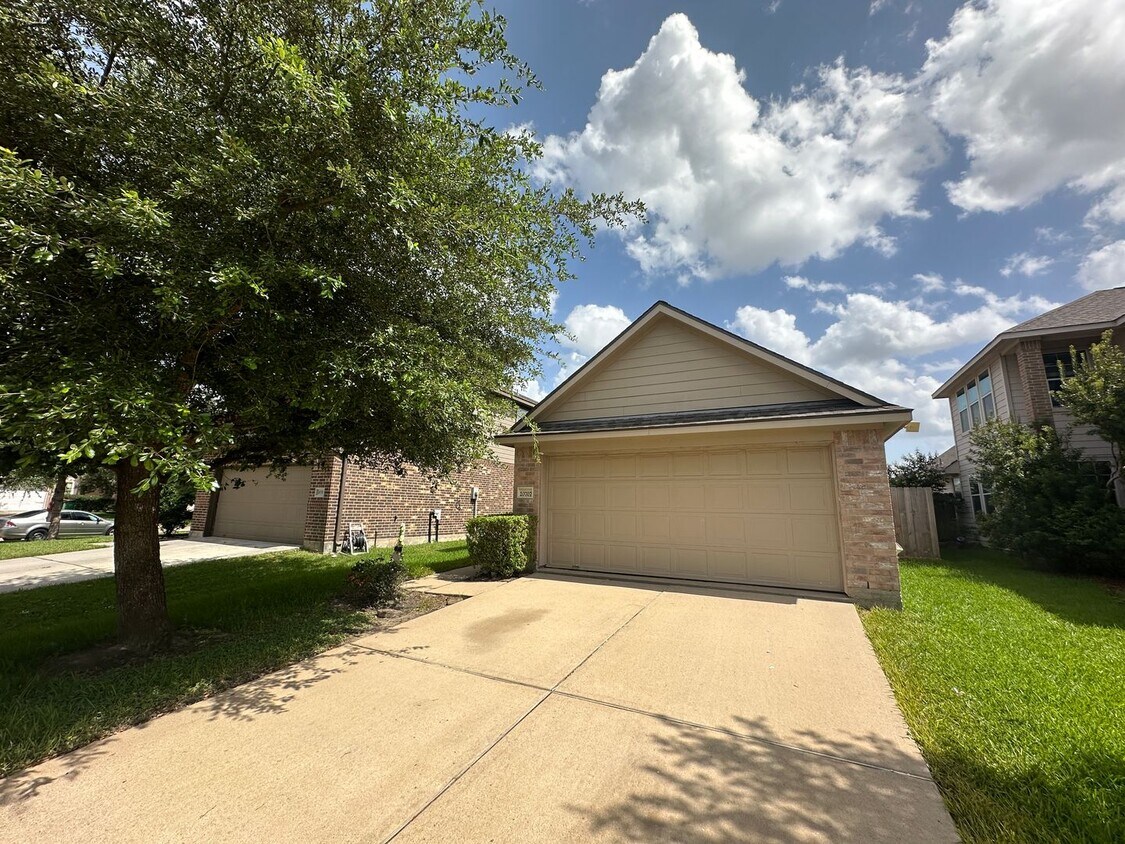Foto principal - For Lease | 3 Bed, 2 Bath | 1,216 Sq Ft | ...