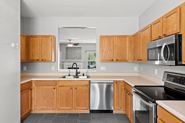 Building Photo - 3 Bedroom Townhome available early June!
