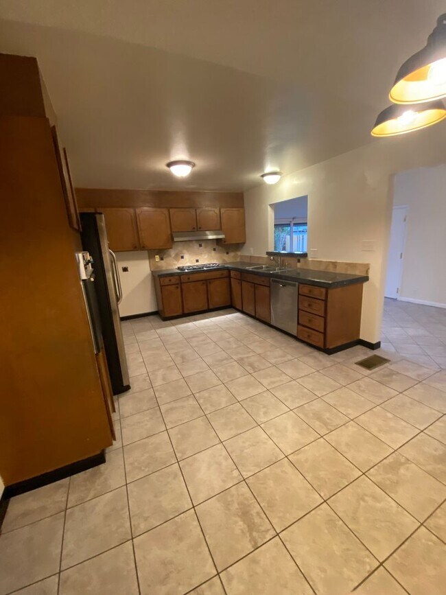 Building Photo - 4621 Azalea Dr