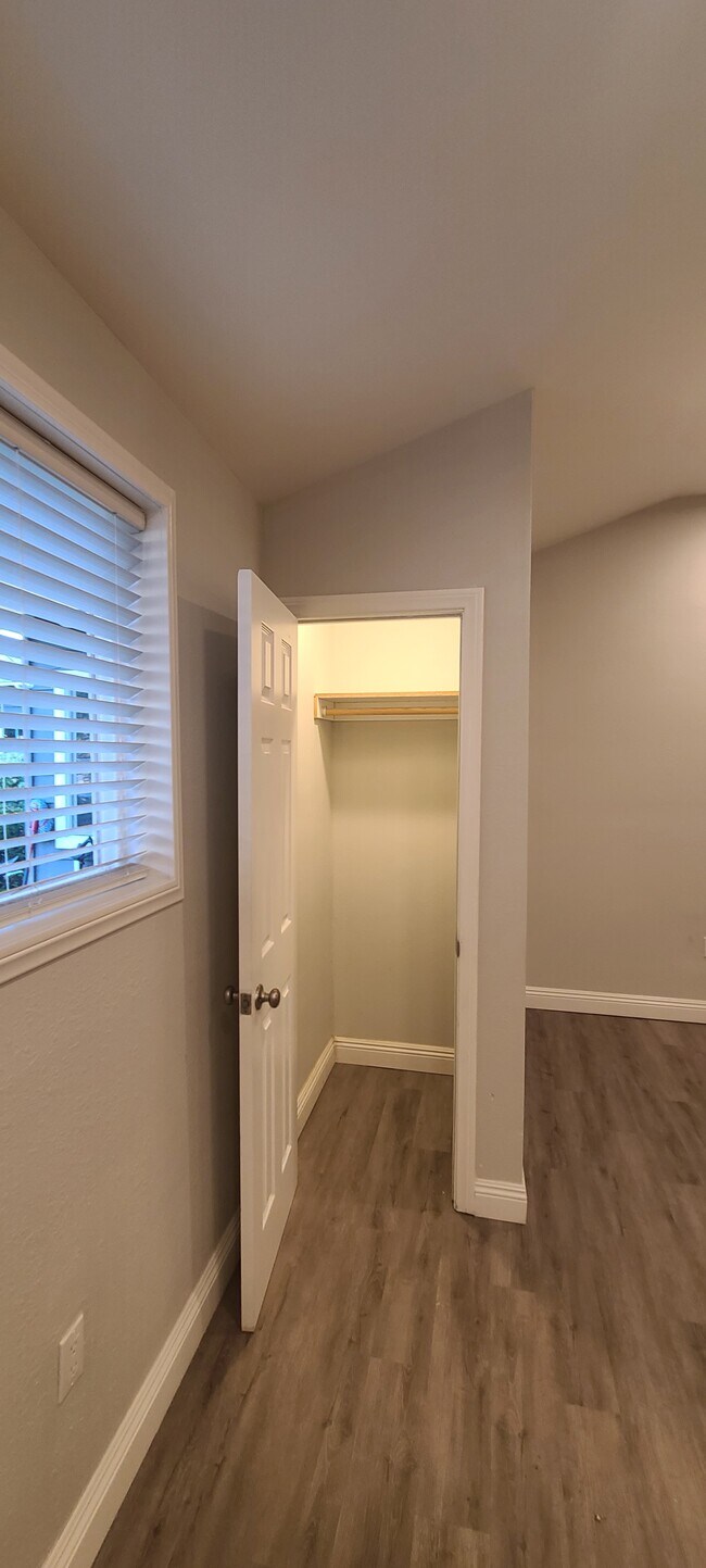 Armario - 909 Begonia St