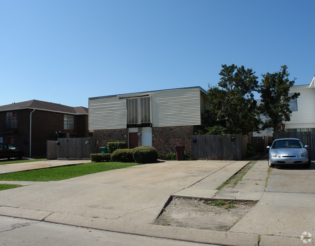 Primary Photo - 3725 Martinique Ave