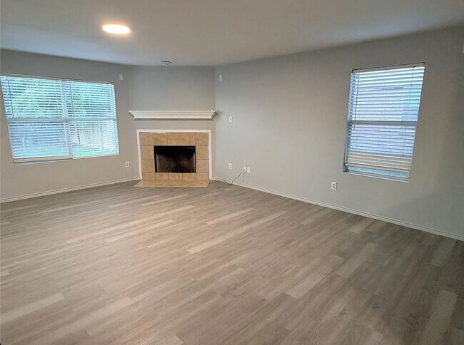 Building Photo - Room in House on Shallow Creek Dr