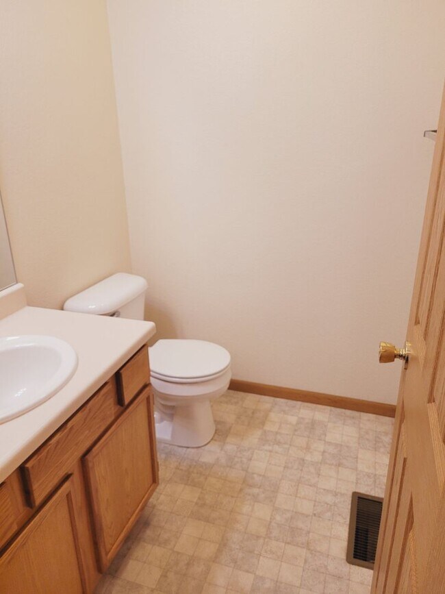 Foto del edificio - Bright & Convenient Townhouse Living!