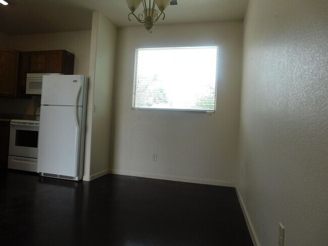 Foto del edificio - 1325 Cedar Ave