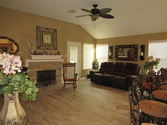 Foto del edificio - 10022 Driftwood Park Dr