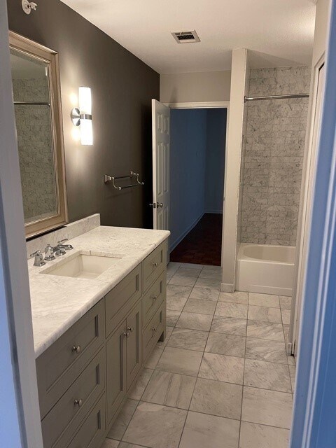 Guest Bath - 27408 Plantation Dr NE