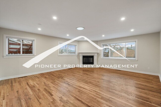 Foto del edificio - Beautifully Renovated Ranch Home with 2 Car Garage, AC, Garden Space & Prime Location